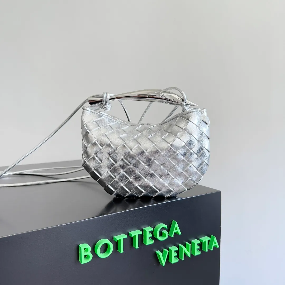 Batch of 1400 BV Mini Sardine is coming‼ ️Super high-end, stainless steel hardware + 24k real gold plating process, fish scales (concave and convex positions) are the finishing touch, the sardine bag that can be carried cross-body is completely beautiful to the heart. The metal element handle and the weaving are perfectly combined to completely integrate the artistic sense and elegance and fashion. It is really like a work of art🏺The large size is elegant, the small size is exquisite and cute, a must-have item for fashionistas, and the details are perfectly reproduced. Style number: 744267 Size 20*12*2.5